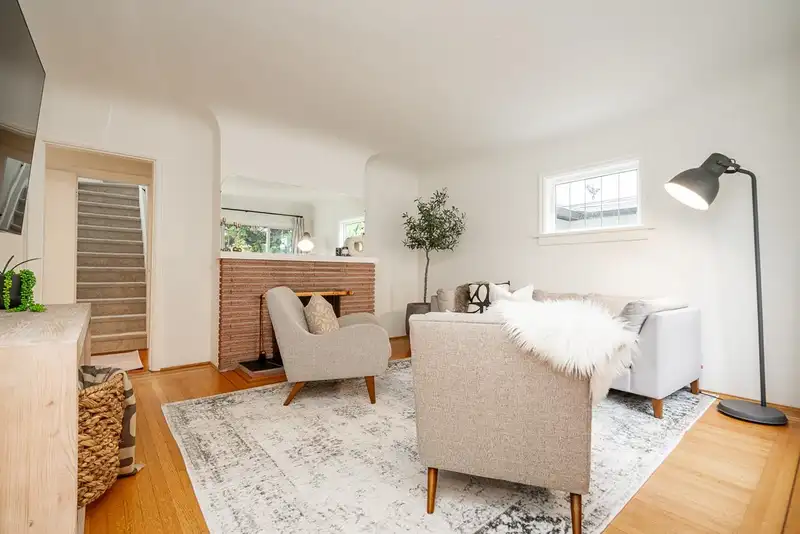 134 W 40TH AVENUE - photo 3 of 37