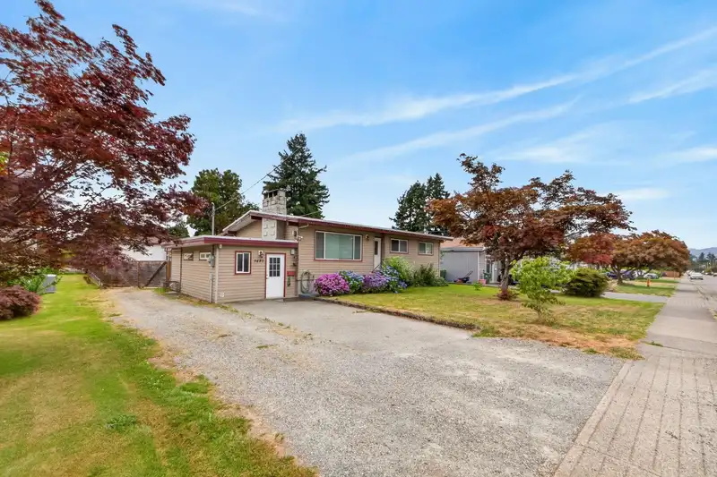 9485 CARLETON STREET - photo 2 of 31