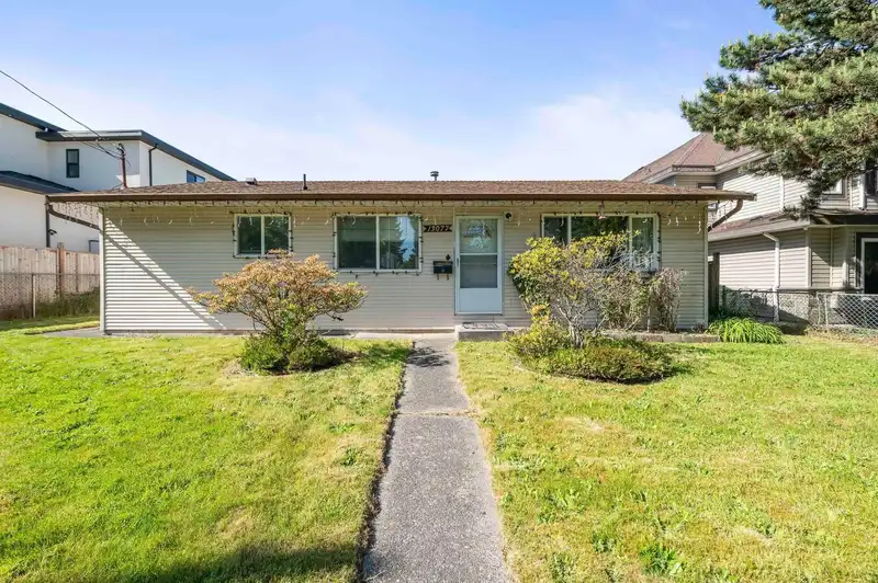 13077 72 AVENUE - photo 1 of 18