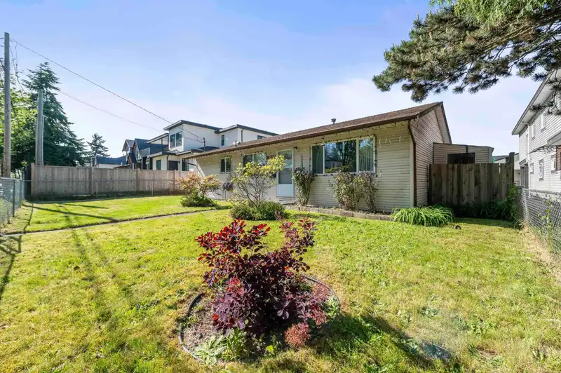13077 72 AVENUE - photo 2 of 18