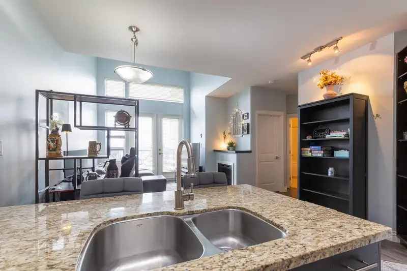 404 2970 KING GEORGE BOULEVARD - photo 4 of 13
