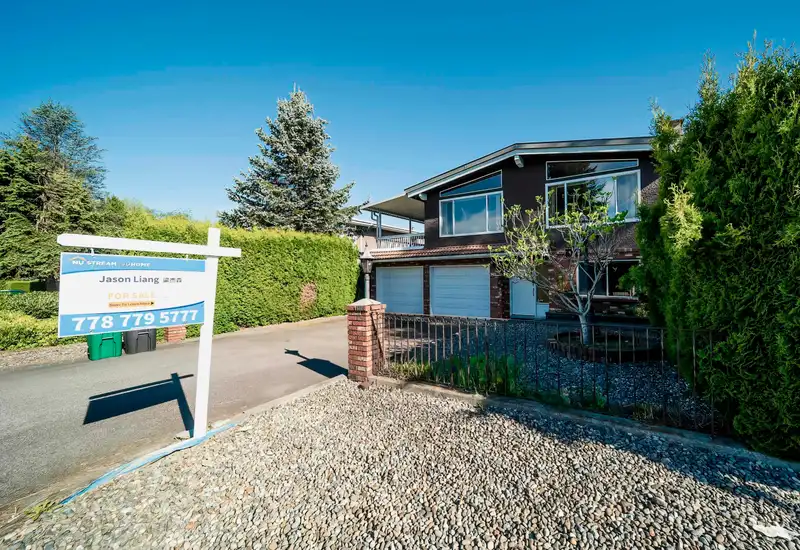 951 EVERETT CRESCENT - photo 3 of 40