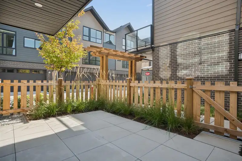 33 4337 BOUNDARY ROAD - photo 3 of 40