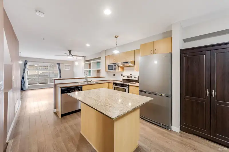 19 20350 68 AVENUE - photo 2 of 23