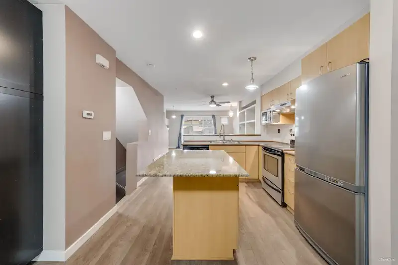 19 20350 68 AVENUE - photo 4 of 23