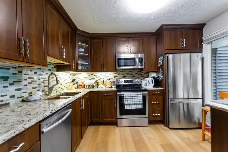 35 20155 50 AVENUE - photo 1 of 24