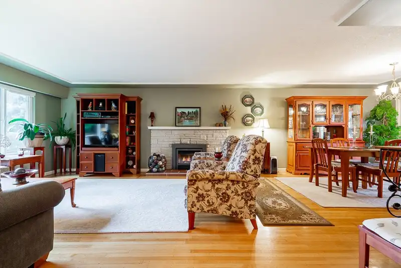 13789 BENTLEY ROAD - photo 4 of 39