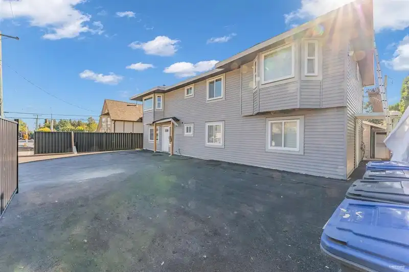 13572 68 AVENUE - photo 1 of 30