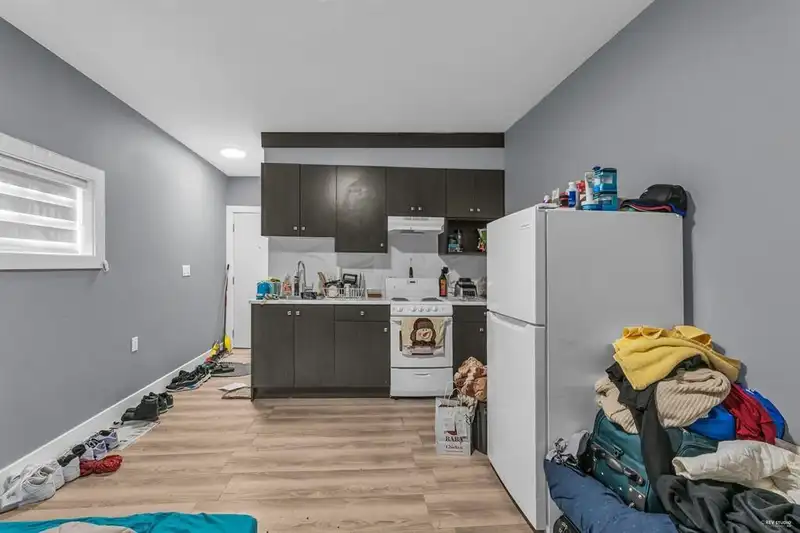 13572 68 AVENUE - photo 3 of 30