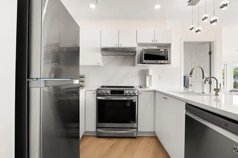206 1119 VIDAL STREET - photo 3 of 38