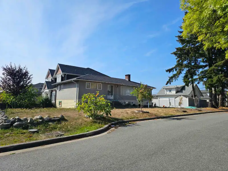 2946 E 52ND AVENUE - photo 1 of 7