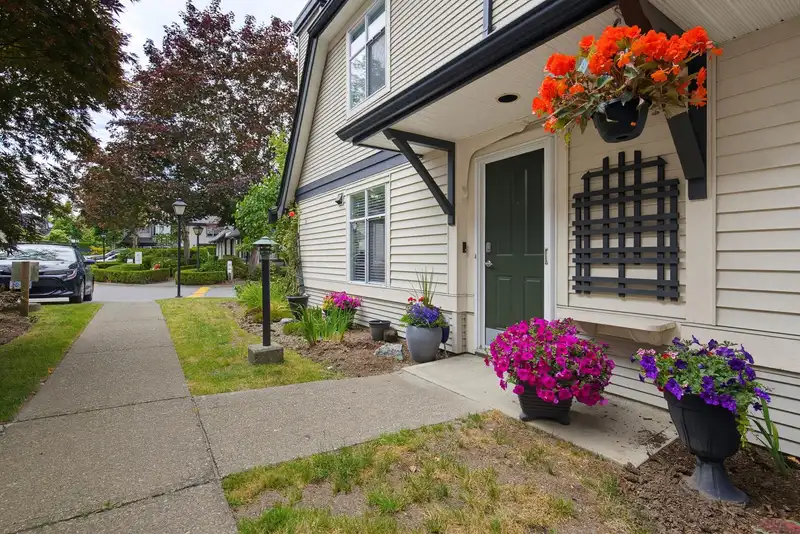 5 18883 65 AVENUE - photo 4 of 35