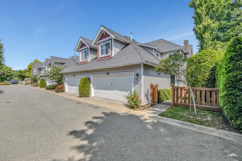 9 19977 71 AVENUE - photo 1 of 25
