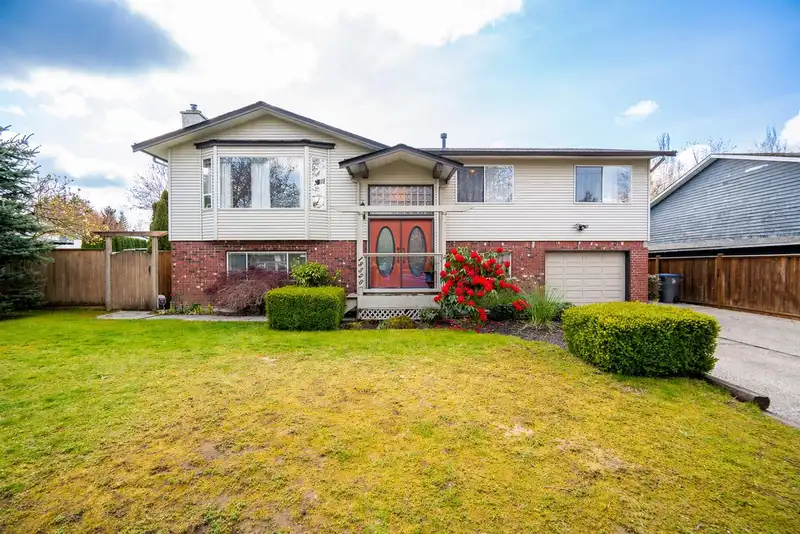 18320 59A AVENUE - photo 2 of 40