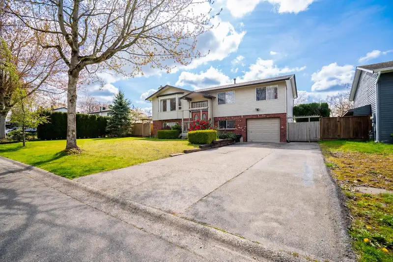 18320 59A AVENUE - photo 4 of 40