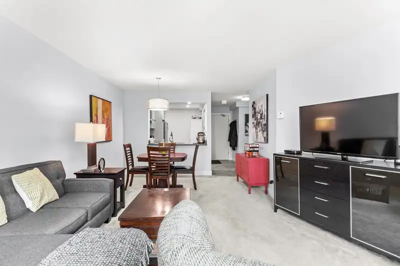 302 6055 NELSON AVENUE - photo 4 of 33