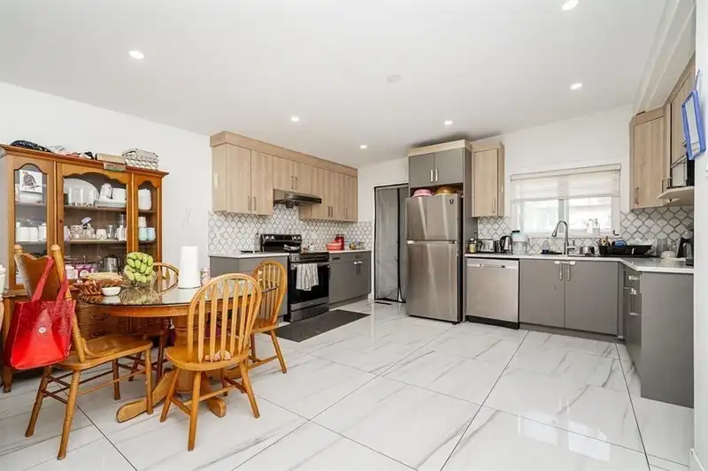 14125 75 AVENUE - photo 3 of 19