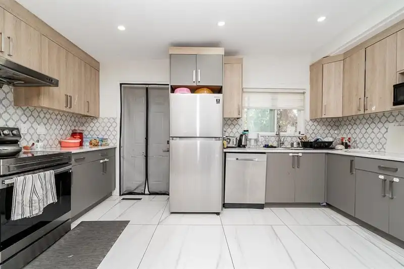 14125 75 AVENUE - photo 4 of 19