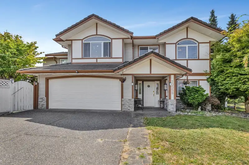 20558 122 AVENUE - photo 1 of 35