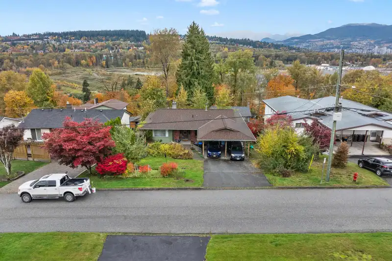 1507 ELINOR CRESCENT - photo 2 of 29