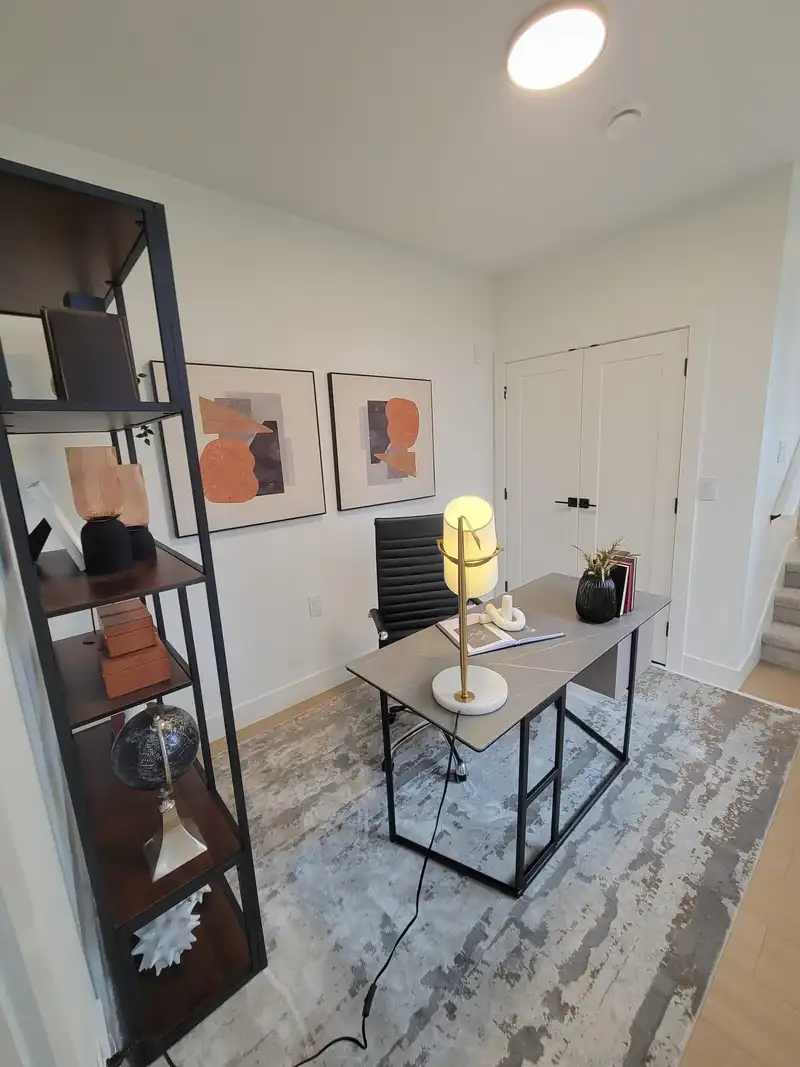 10 1641 KING CRESCENT - photo 4 of 8