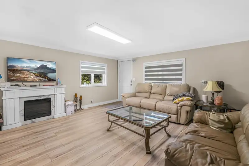 13906 68 AVENUE - photo 3 of 14