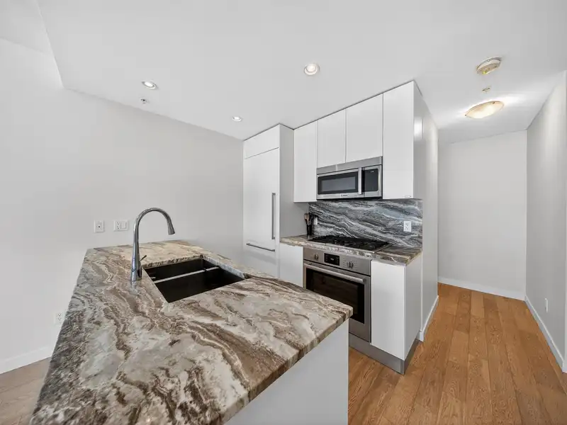 301 2565 MAPLE STREET - photo 4 of 31