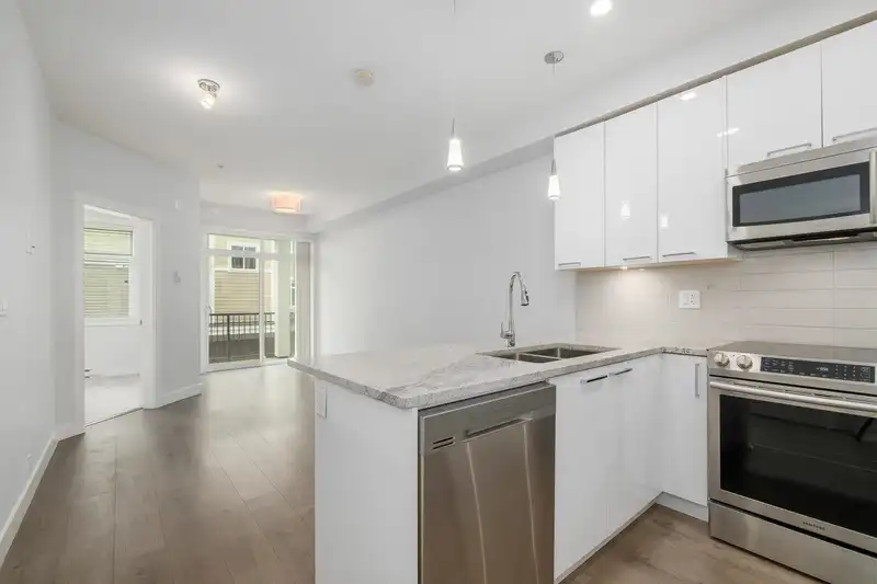 316 20696 EASTLEIGH CRESCENT - photo 3 of 25