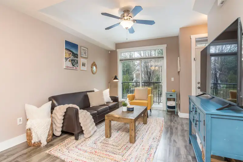 104 828 ROYAL AVENUE - photo 2 of 27