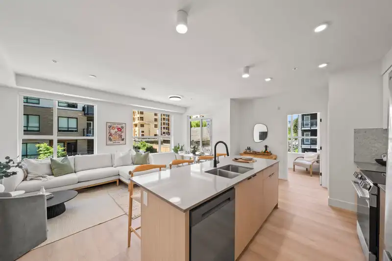 220 13455 94A AVENUE - photo 2 of 37