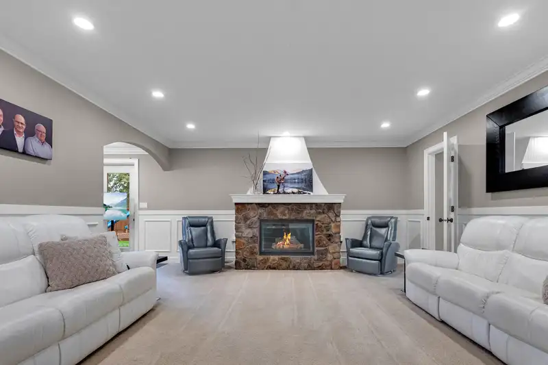 20271 49 AVENUE - photo 3 of 34
