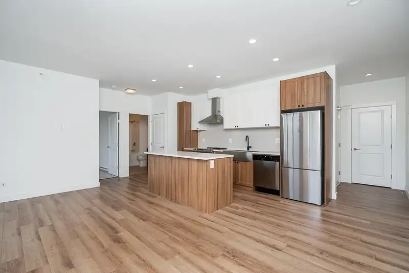 A509 20487 65 AVENUE - photo 3 of 37