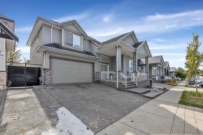 14642 67A AVENUE - photo 2 of 40