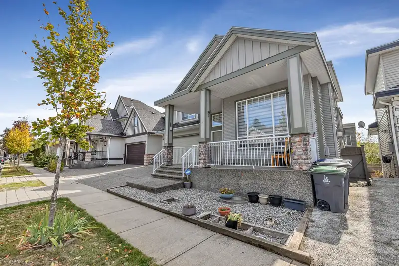 14642 67A AVENUE - photo 3 of 40