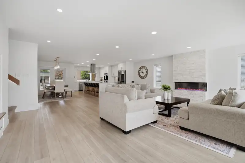 2461 GROSVENOR PLACE - photo 4 of 33