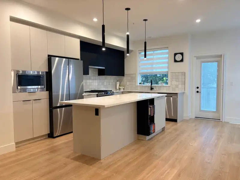 8 7670 207 STREET - photo 2 of 10