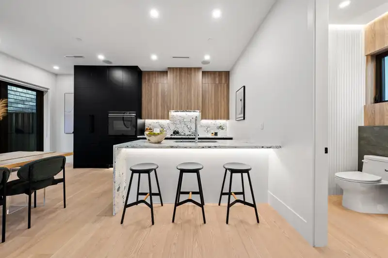 1 5034 GRANVILLE STREET - photo 4 of 40