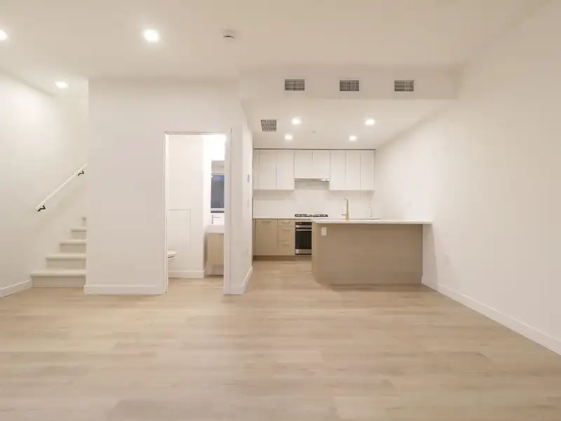 112 390 GUILBY STREET - photo 1 of 21