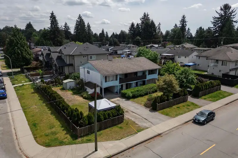3040 WELLINGTON STREET - photo 1 of 16
