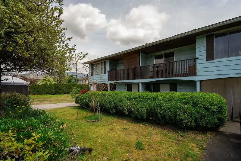 3040 WELLINGTON STREET - photo 2 of 16