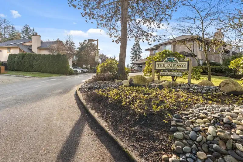 912 ROCHE POINT DRIVE - photo 2 of 30