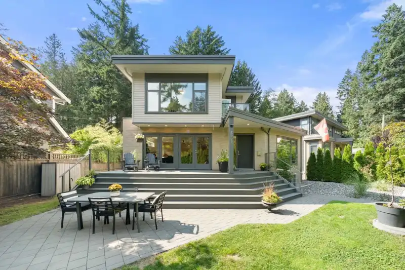 2025 MACKAY AVENUE - photo 1 of 40