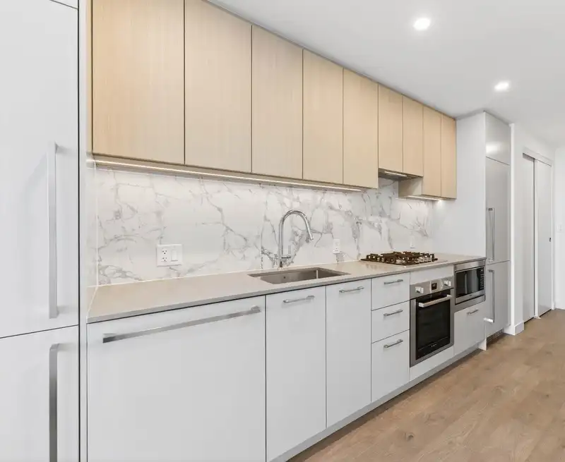 707 6468 WILLINGDON AVENUE - photo 1 of 18