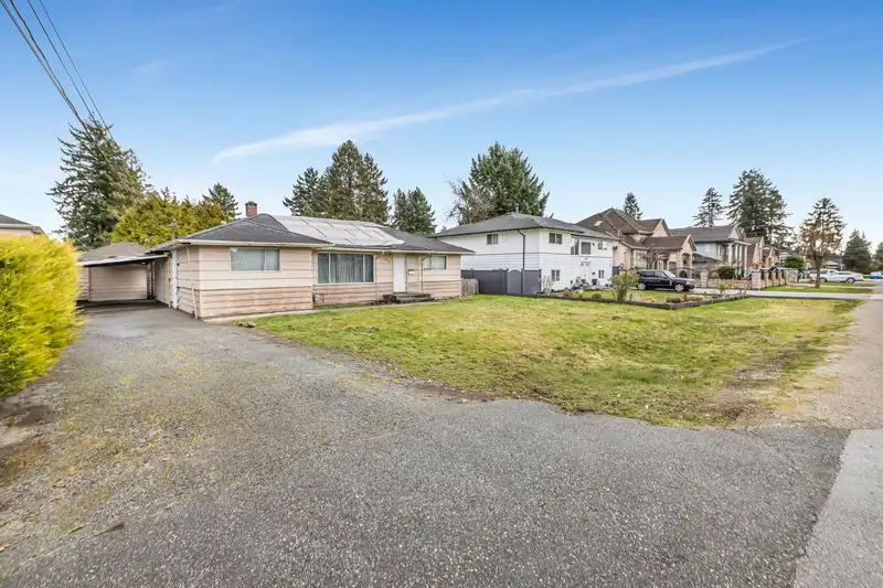 8498 122 STREET - photo 3 of 23