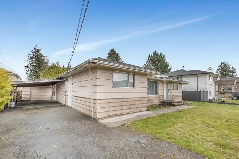 8498 122 STREET - photo 4 of 23