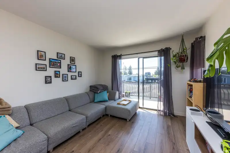 239 E 20TH STREET - photo 4 of 33