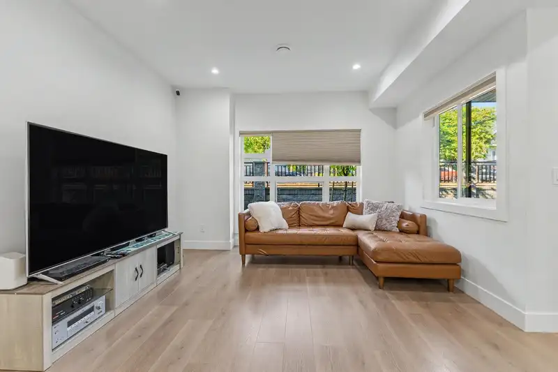 103 906 QUADLING AVENUE - photo 3 of 25