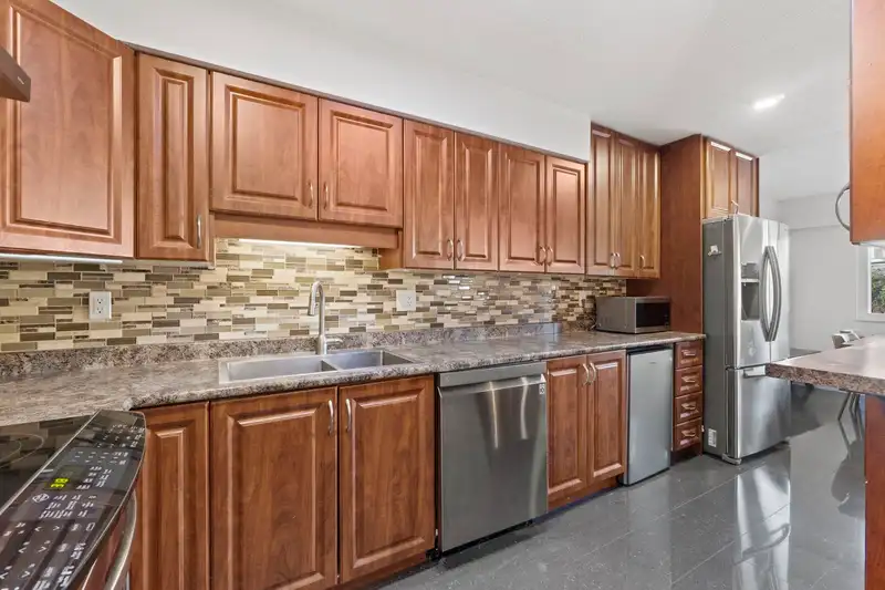 644 ALDERSON AVENUE - photo 4 of 18
