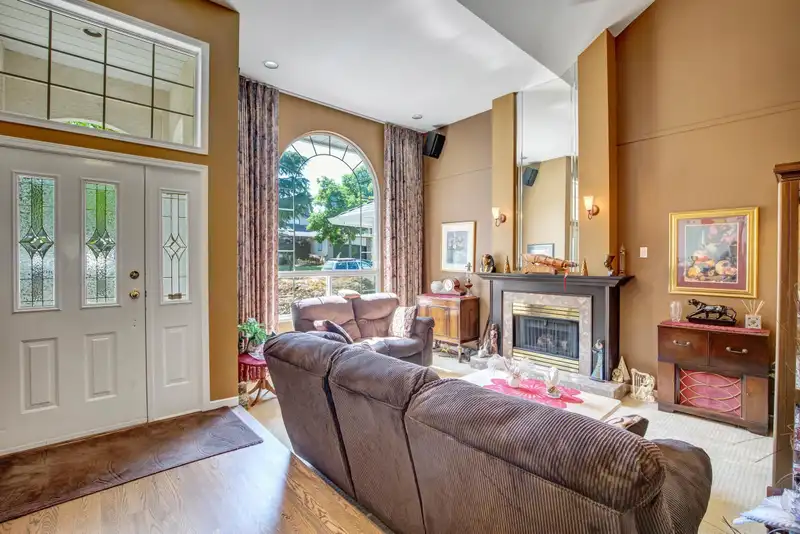 13541 60A AVENUE - photo 4 of 26