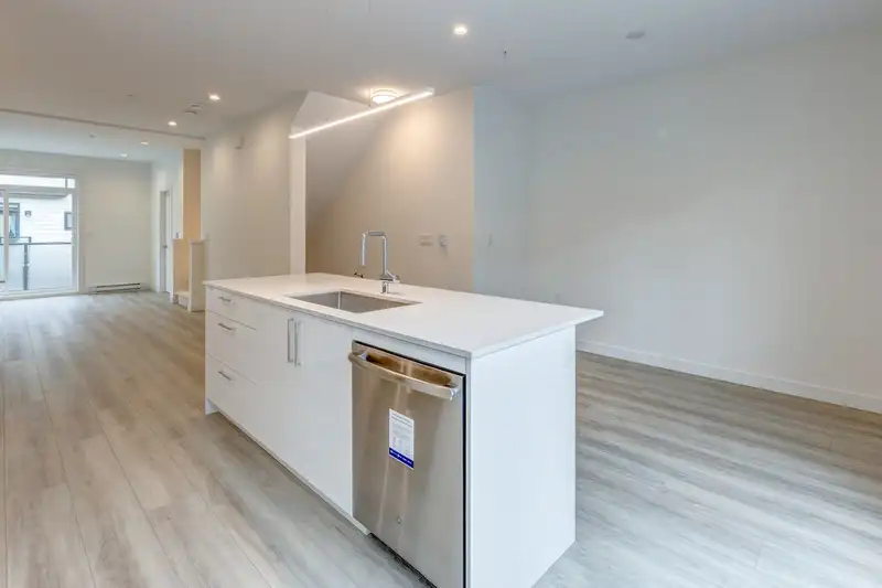 54 4337 BOUNDARY ROAD - photo 4 of 36